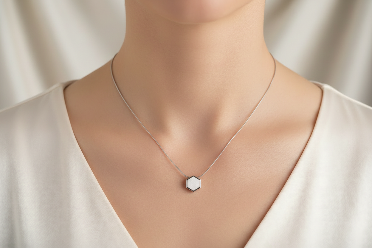 chenge the necklace to be elegant and minimalist